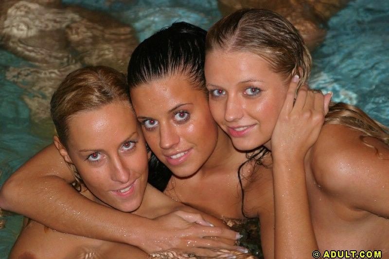 Des lesbiennes jeunes ivres et jouant nues à la piscine
 #70686971