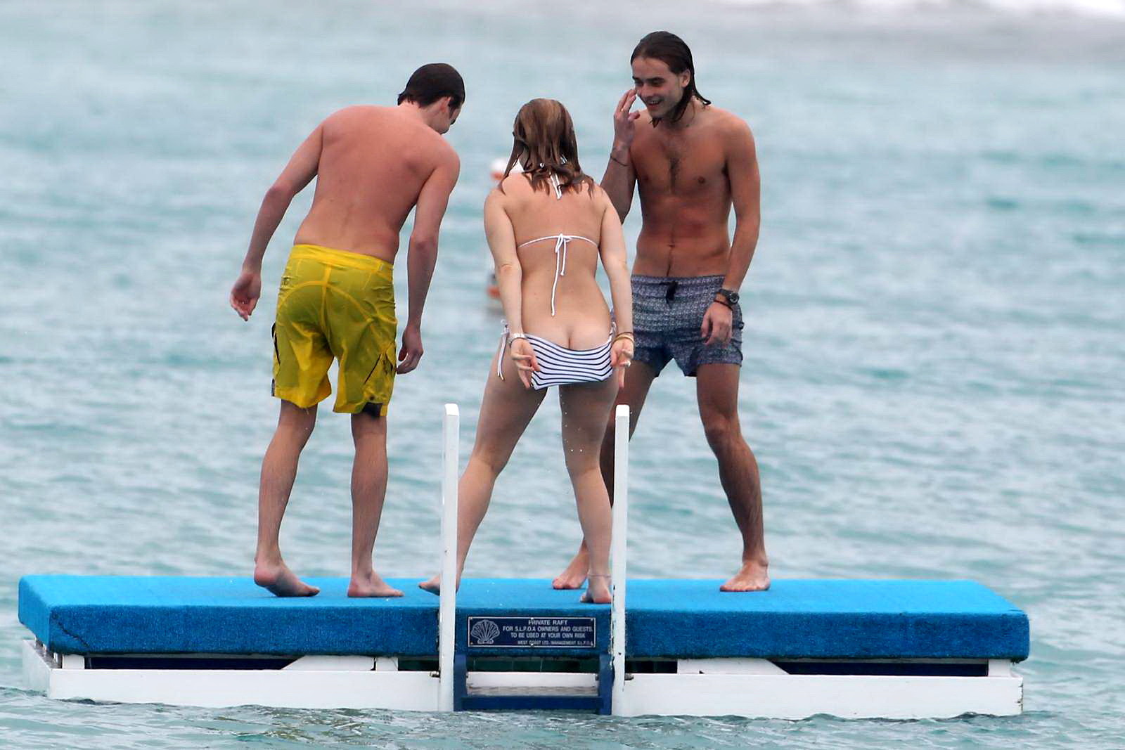 Alice eve che scivola fuori dal suo succinto bikini a righe su una spiaggia alle Barbados
 #75208943