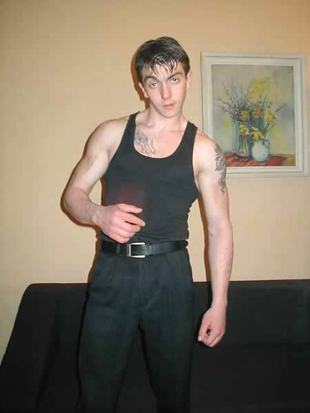 Chico amateur mostrando su cuerpo musculoso
 #77008226