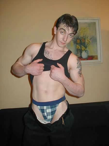 Chico amateur mostrando su cuerpo musculoso
 #77008231