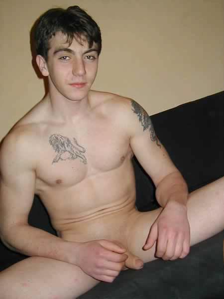 Chico amateur mostrando su cuerpo musculoso
 #77008287