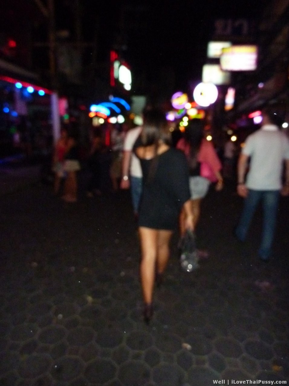 Prostituta thailandese che cammina per strada scopata da un turista dalla Svezia
 #69915324