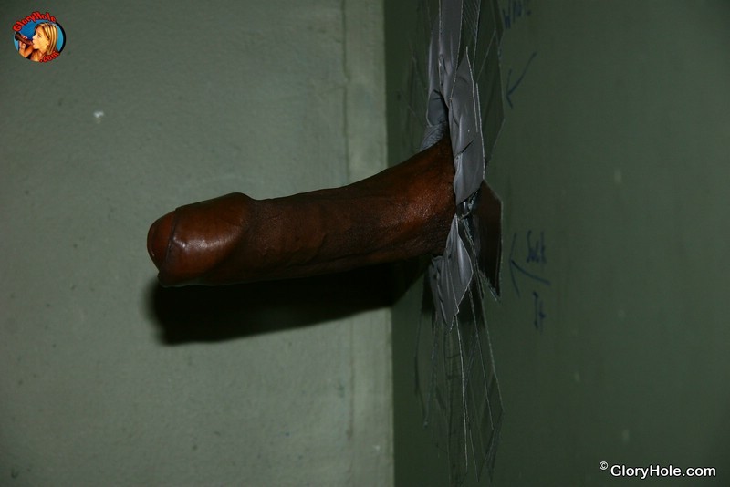Nena caliente chupa una polla negra seca a través de un gloryhole
 #76022457