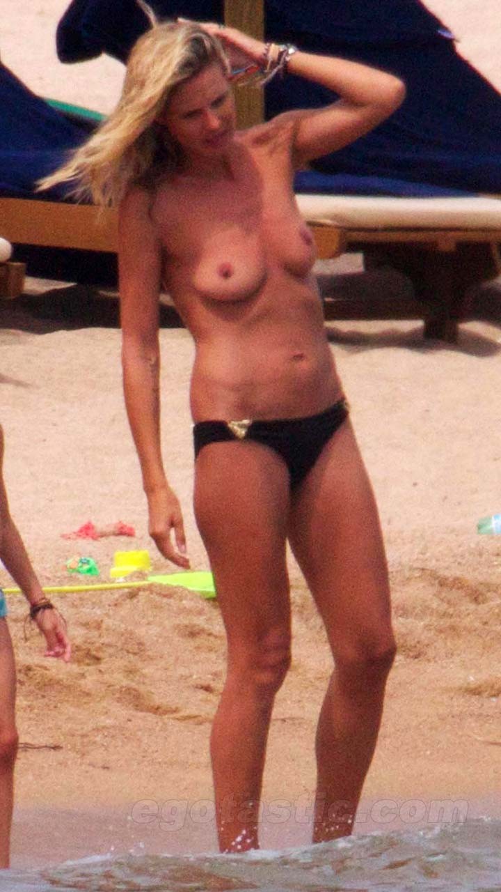Heidi klum follando sexy y caliente paparazzi fotos en topless en la playa
 #75291967