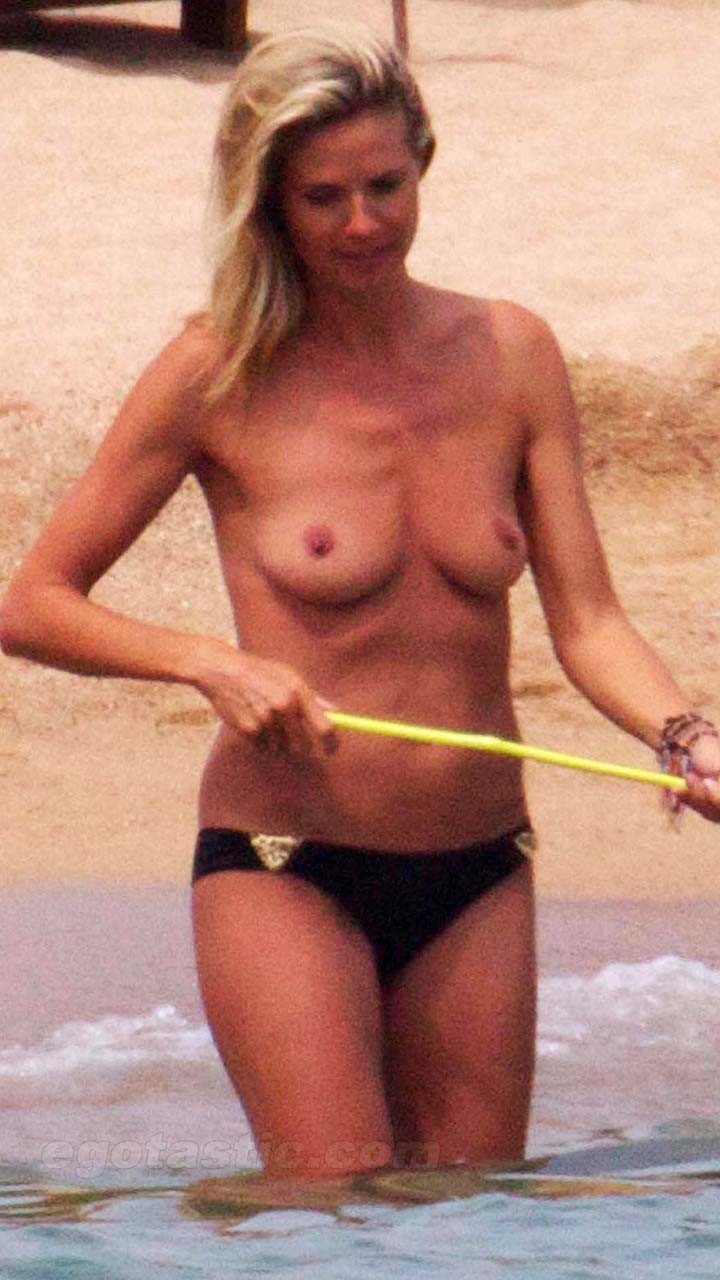 Heidi klum follando sexy y caliente paparazzi fotos en topless en la playa
 #75291979