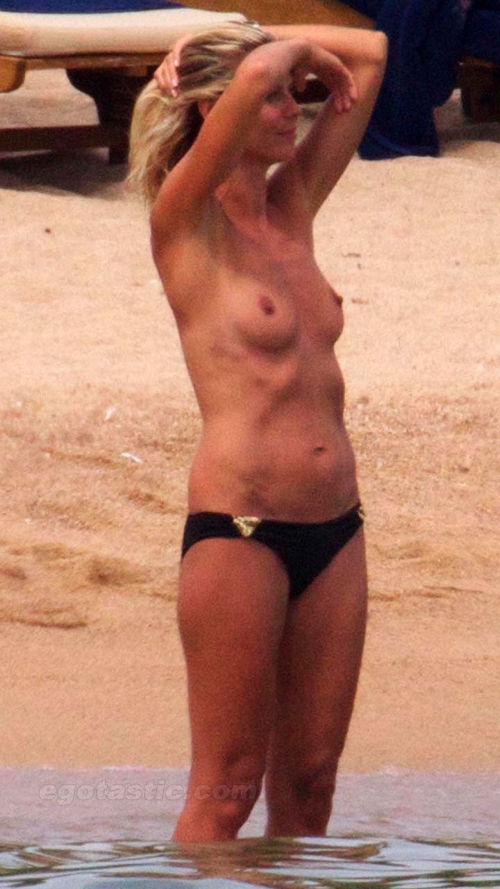 Heidi klum baise sexy et chaude photos paparazzi topless sur la plage
 #75291993