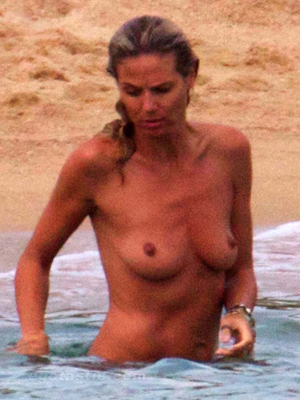 Heidi klum baise sexy et chaude photos paparazzi topless sur la plage
 #75292002