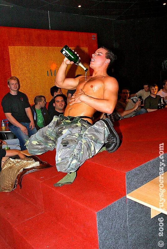 Un stripper gay recibiendo mamadas de la gente en un club
 #77000478