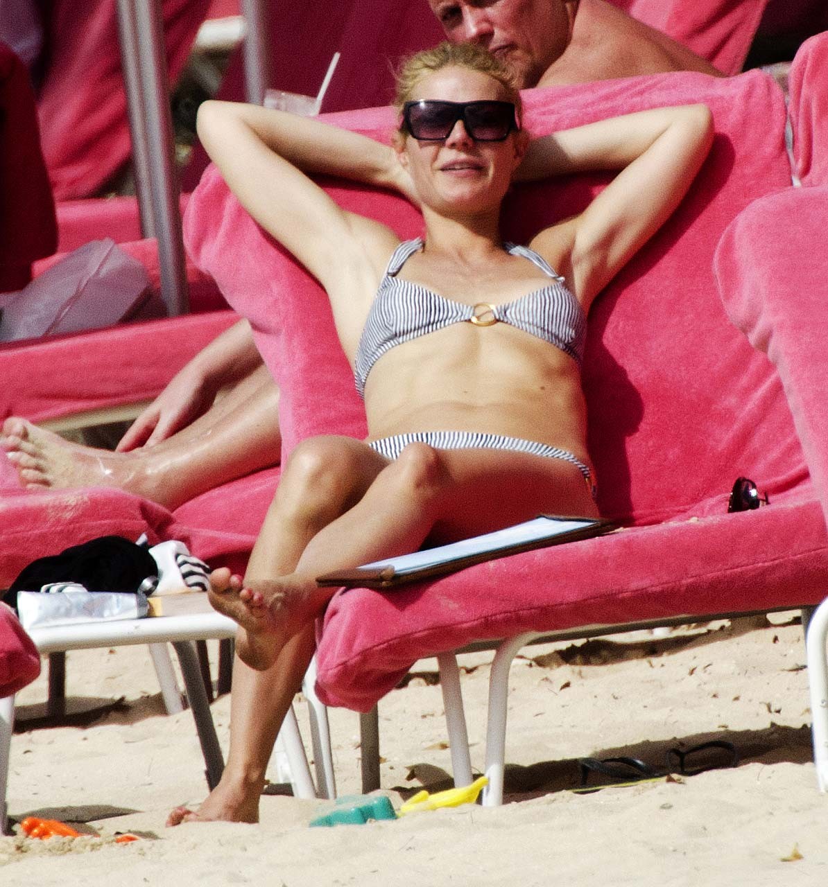 Gwyneth paltrow entblößt sexy Körper und heißen Arsch im Bikini am Strand
 #75317015