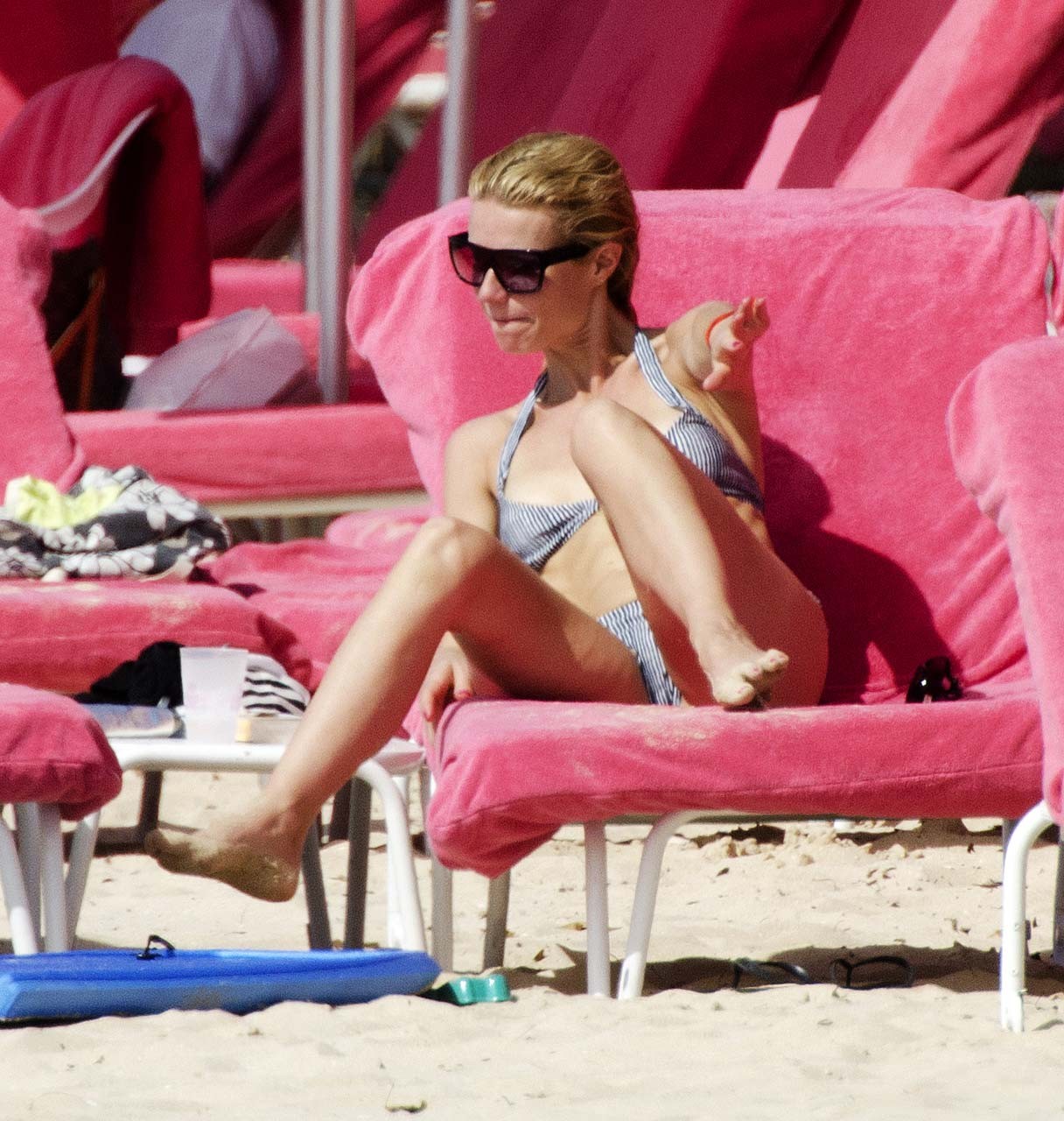 Gwyneth paltrow esponendo corpo sexy e culo caldo in bikini sulla spiaggia
 #75317038