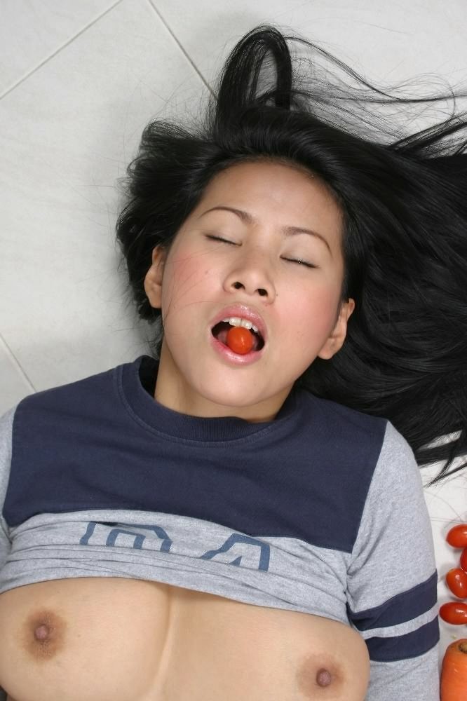 Asiatisch spielt mit Gemüse in der Küche
 #69929528