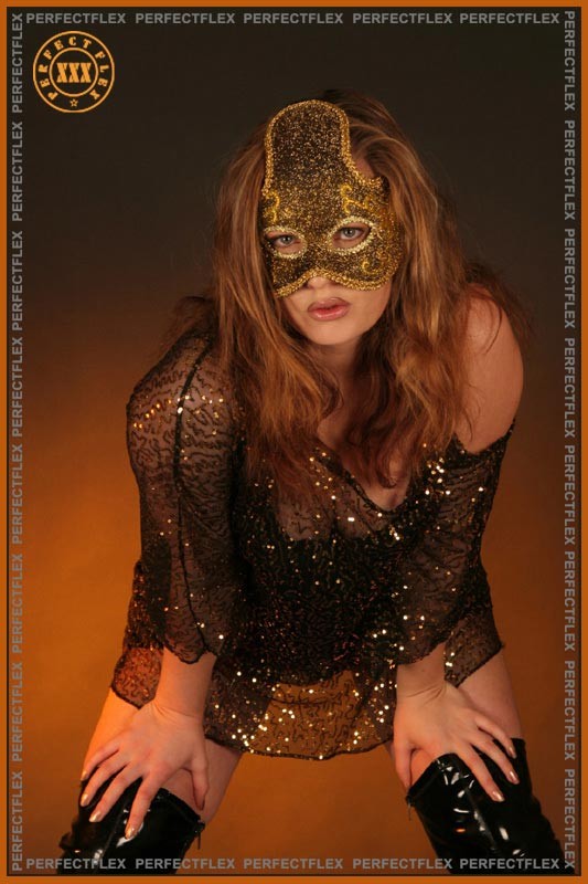 Flexible Dame in einer perversen Maske spielt mit ihrem Arsch und ihrer Muschi
 #74992136
