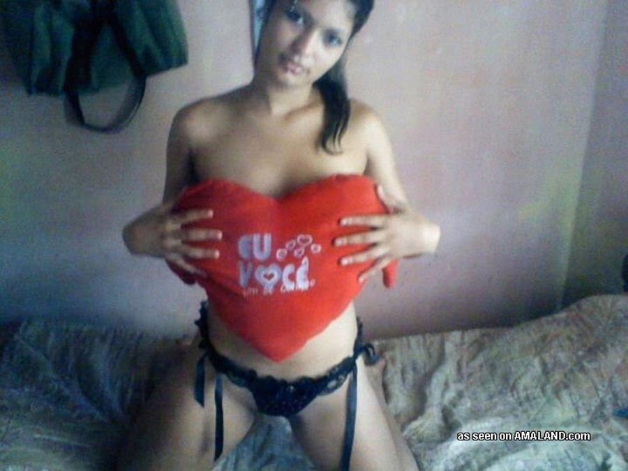 Latina Babes tragen sexy Tangas und zeigen sie ab
 #77961669