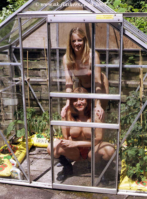 Lesbianas maduras desnudas al aire libre posando y enseñando las tetas en el jardín
 #76742621