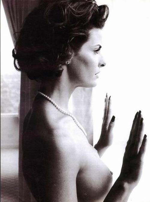 Joan severance montre son corps super sexy, ses seins et son cul.
 #75303185