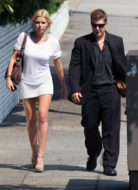 Sophie monk komplett nackt als sie ein Make-up macht
 #75381077