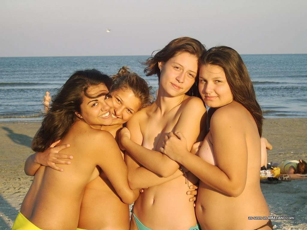 18歳のガールフレンドがビーチでトップレスの写真を撮る
 #79460305