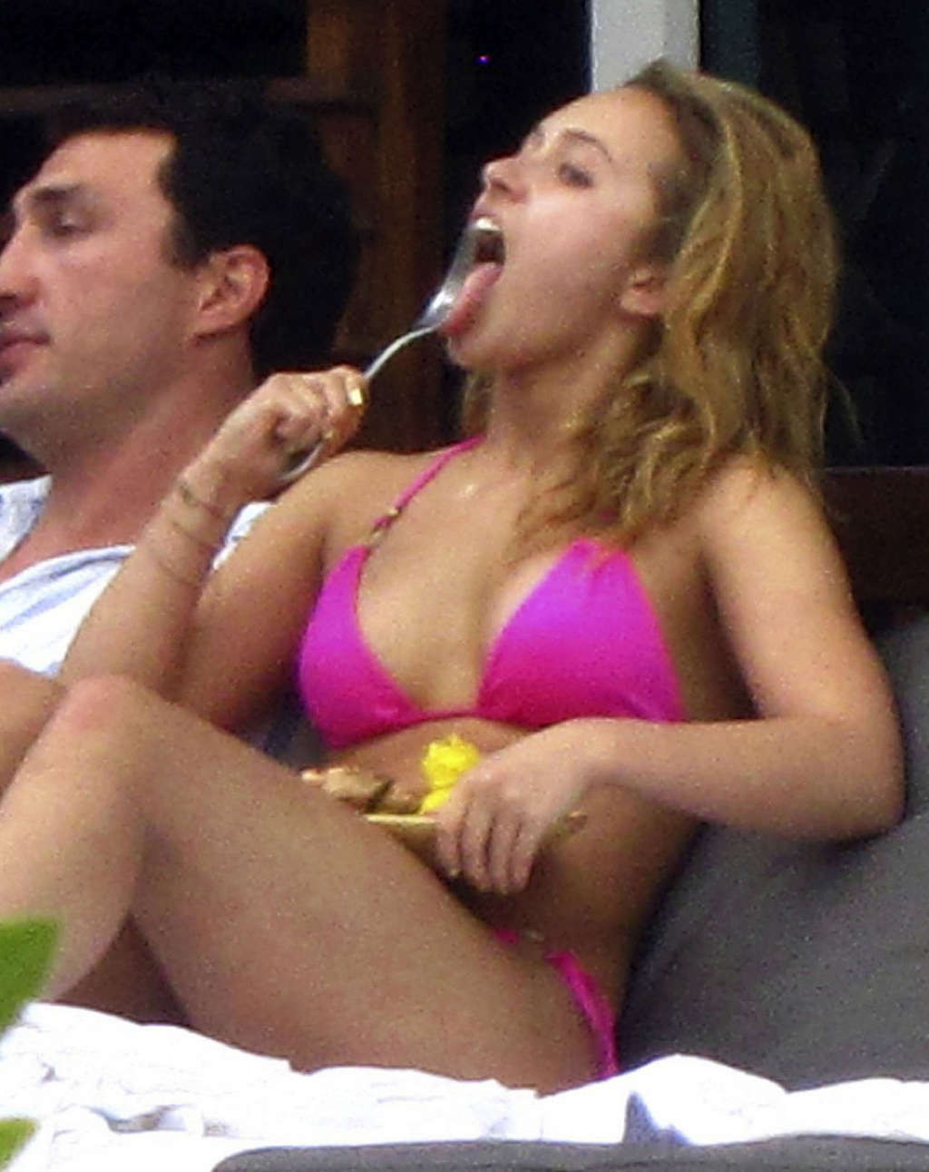 Hayden panettiere montrant son corps sexy en bikini et ses jambes sexy en jupe
 #75329760