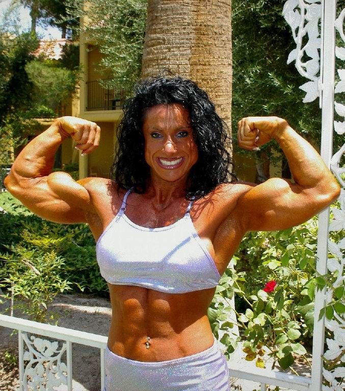 Sexy donne bodybuilders con muscoli enormi
 #71008573