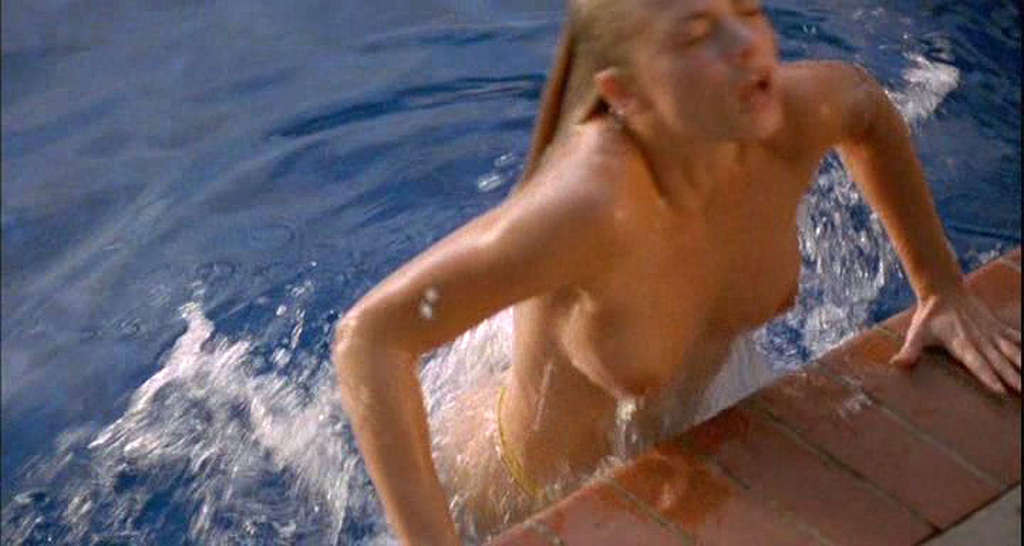 Jaime pressly exponiendo sus bonitas tetas y su culo en la película poison ivy
 #75342238