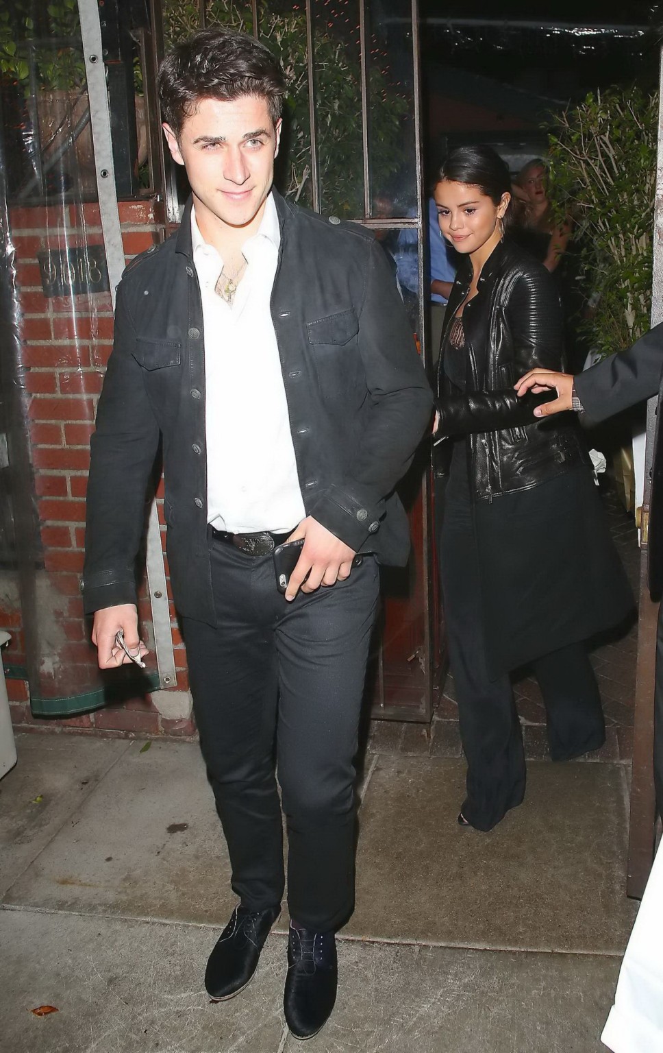 Selena gomez se dévoile en soutien-gorge à la sortie du restaurant Il Cielo à Beverly Hill.
 #75180979