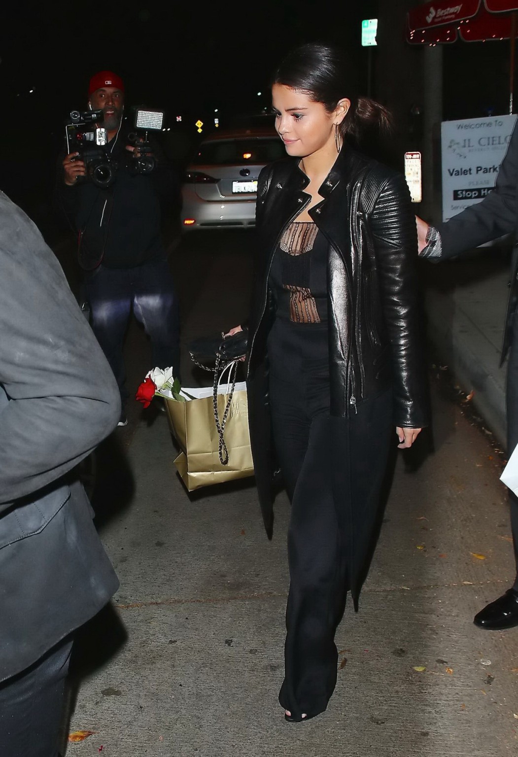 Selena gomez se dévoile en soutien-gorge à la sortie du restaurant Il Cielo à Beverly Hill.
 #75181101