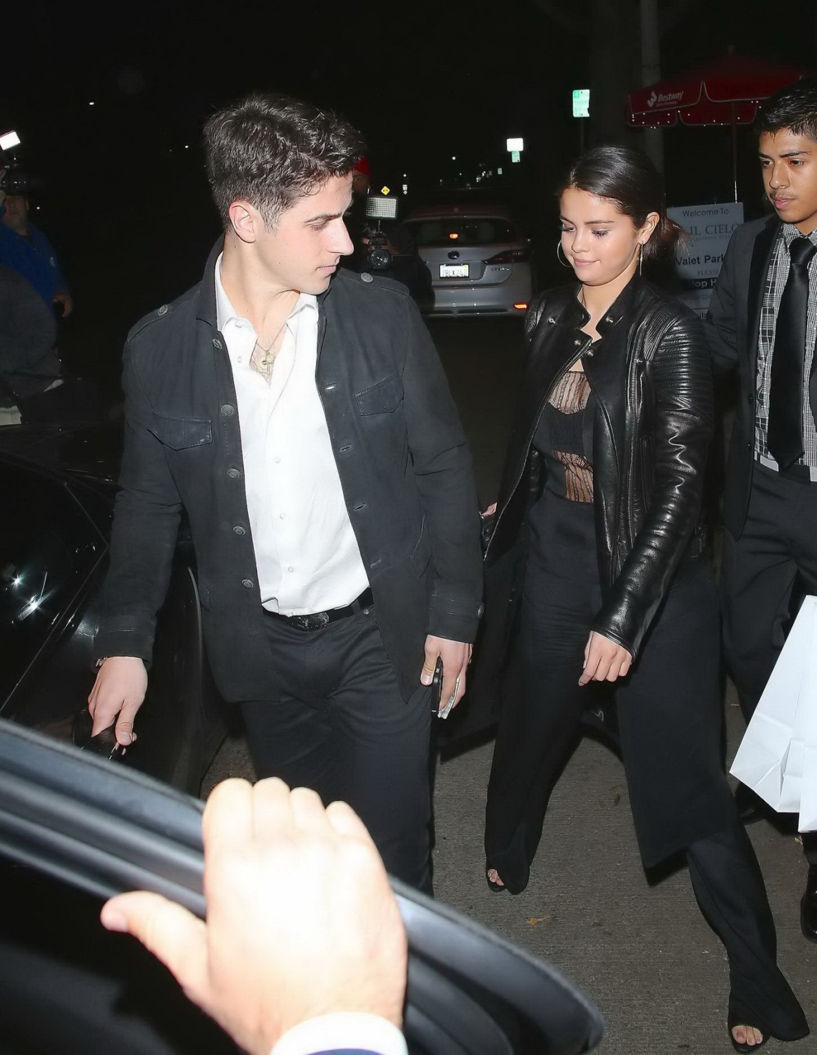 Selena gomez se dévoile en soutien-gorge à la sortie du restaurant Il Cielo à Beverly Hill.
 #75181122