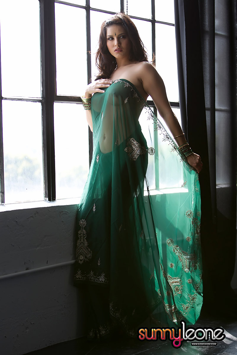 Sunny Leone, la beauté indienne aux gros seins, dans des photos sexy de nudité
 #71239892