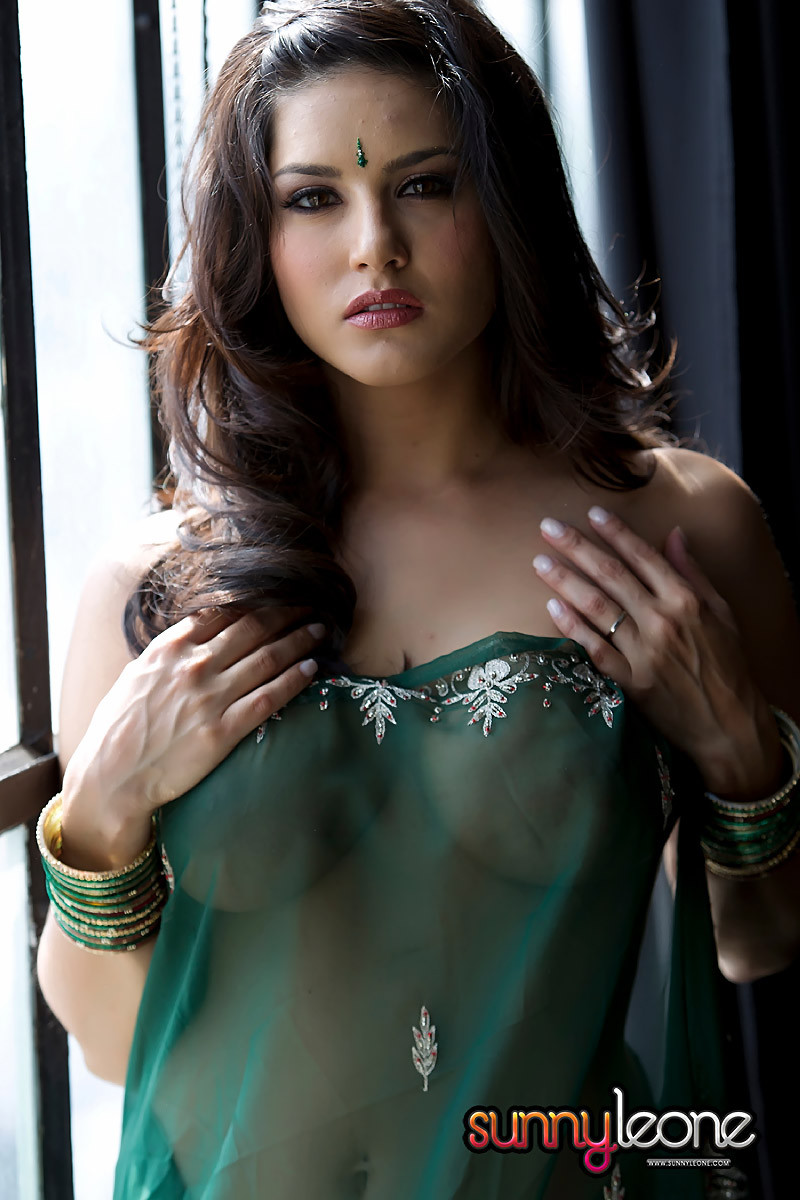 Sunny Leone, la beauté indienne aux gros seins, dans des photos sexy de nudité
 #71239964