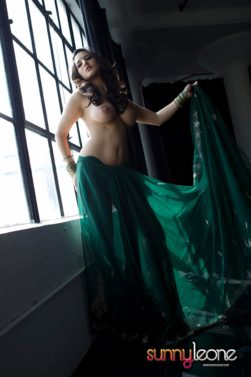 Sunny Leone, la beauté indienne aux gros seins, dans des photos sexy de nudité
 #71240029