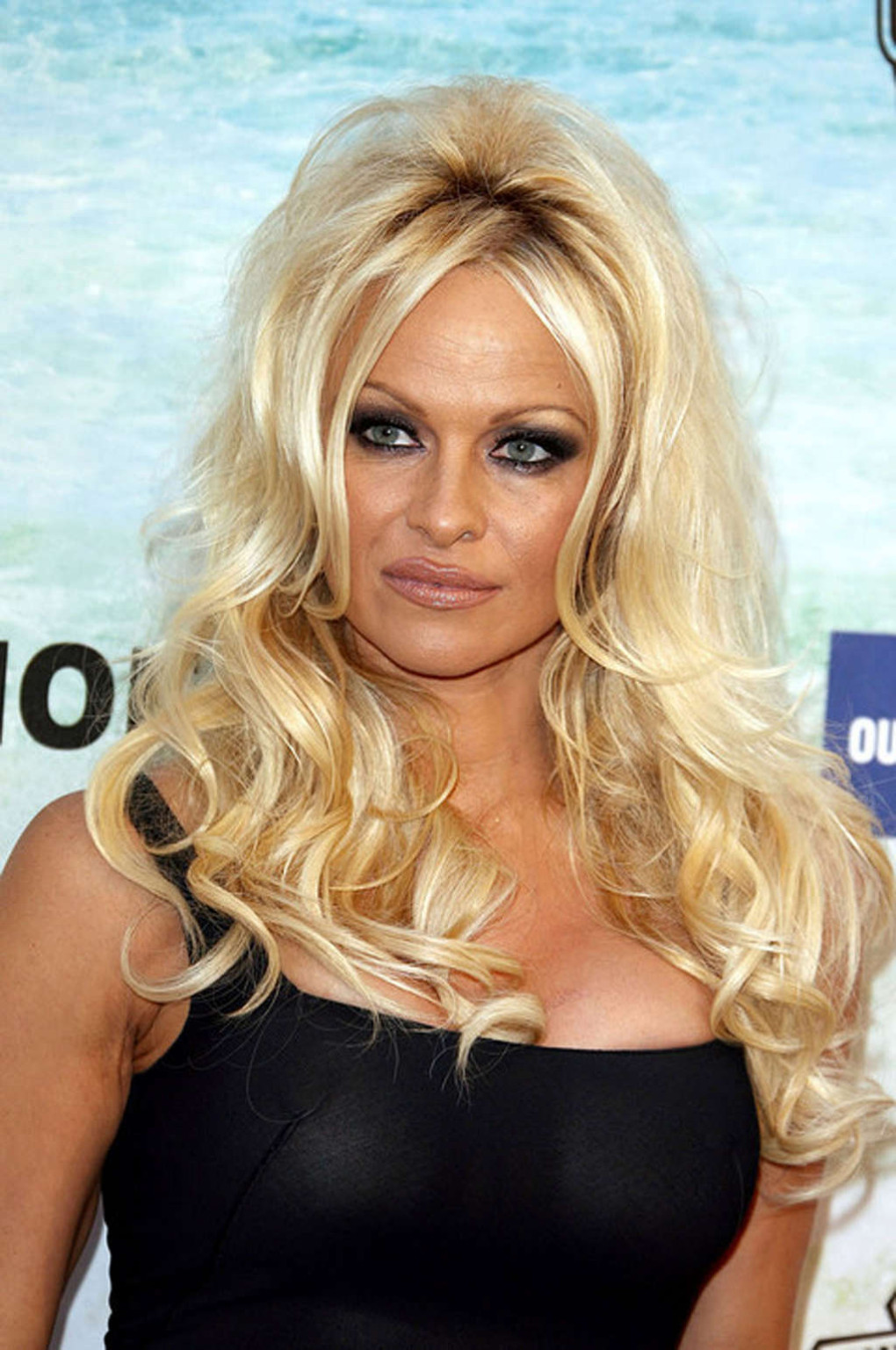 Pamela Anderson che espone il suo corpo sexy e capezzoli caldi in vedere attraverso il vestito
 #75338117