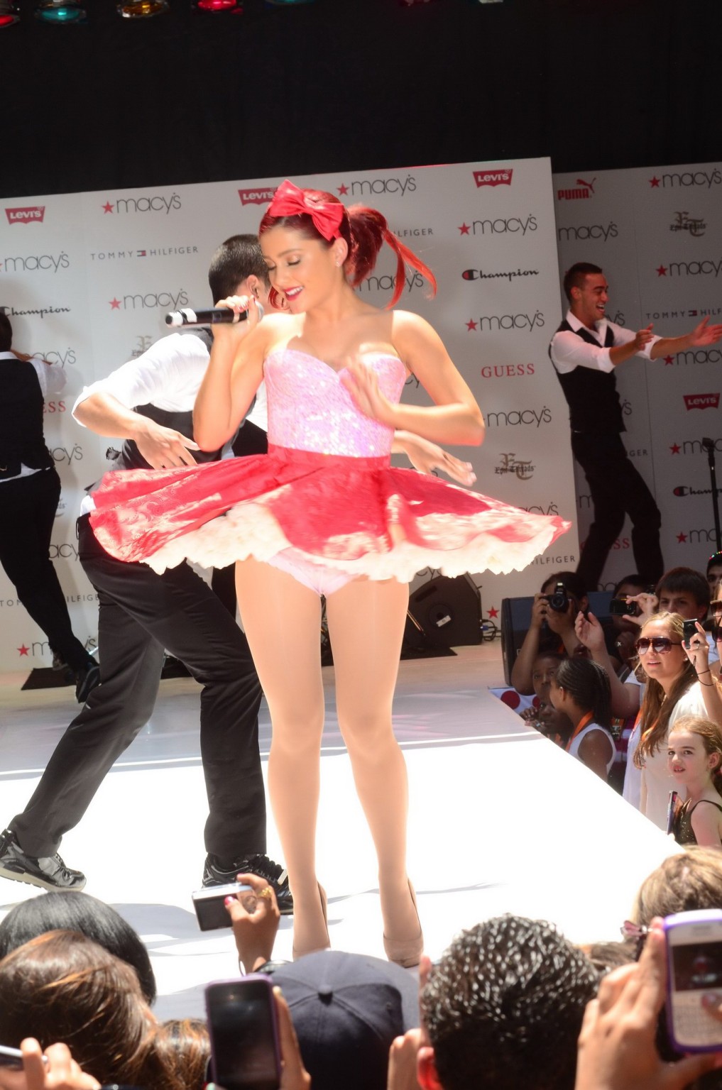Ariana grande mostrando le sue mutandine alla mostra annuale di blowout di estate di macy a nyc
 #75286868
