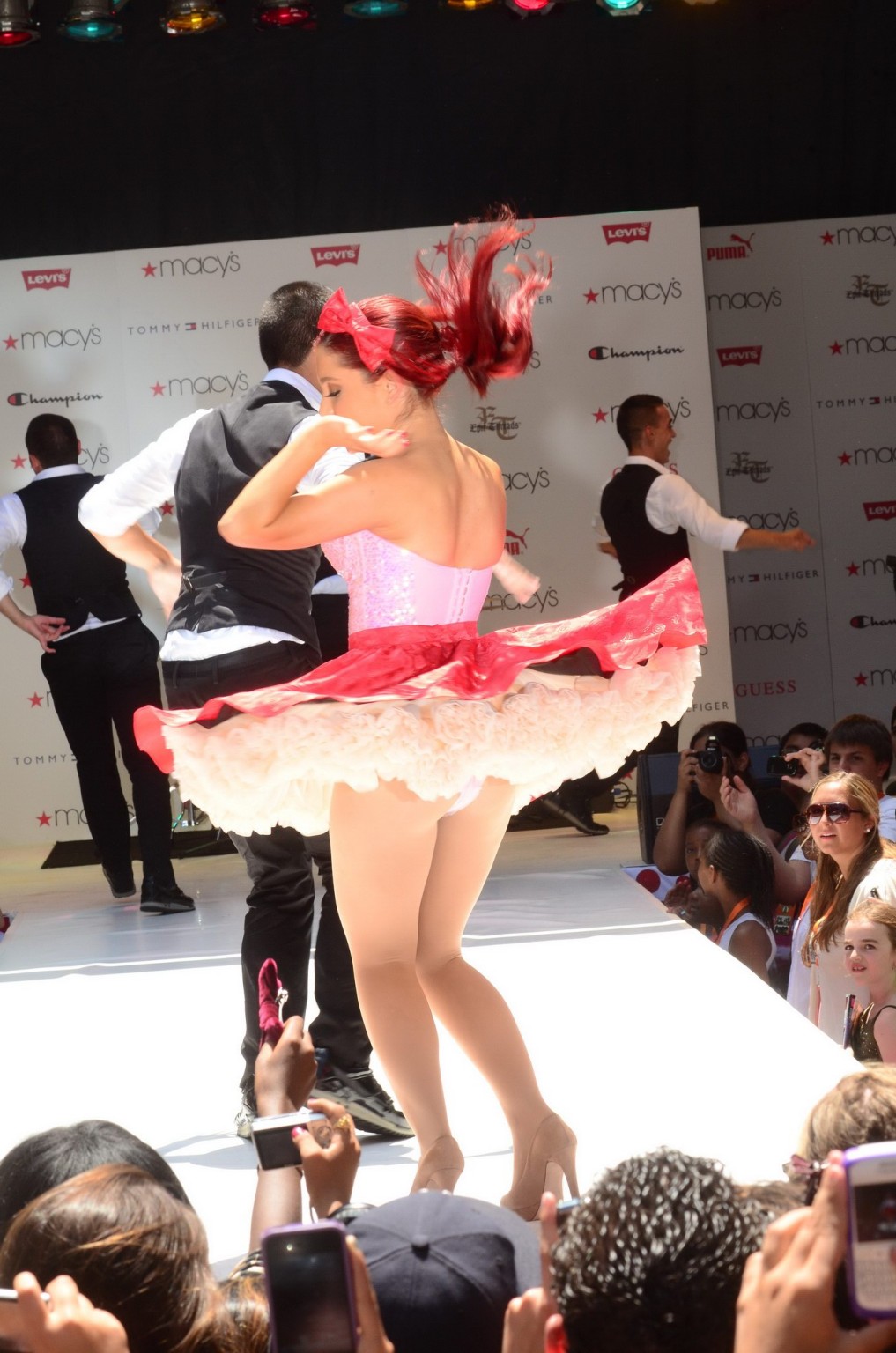 Ariana grande mostrando le sue mutandine alla mostra annuale di blowout di estate di macy a nyc
 #75286871