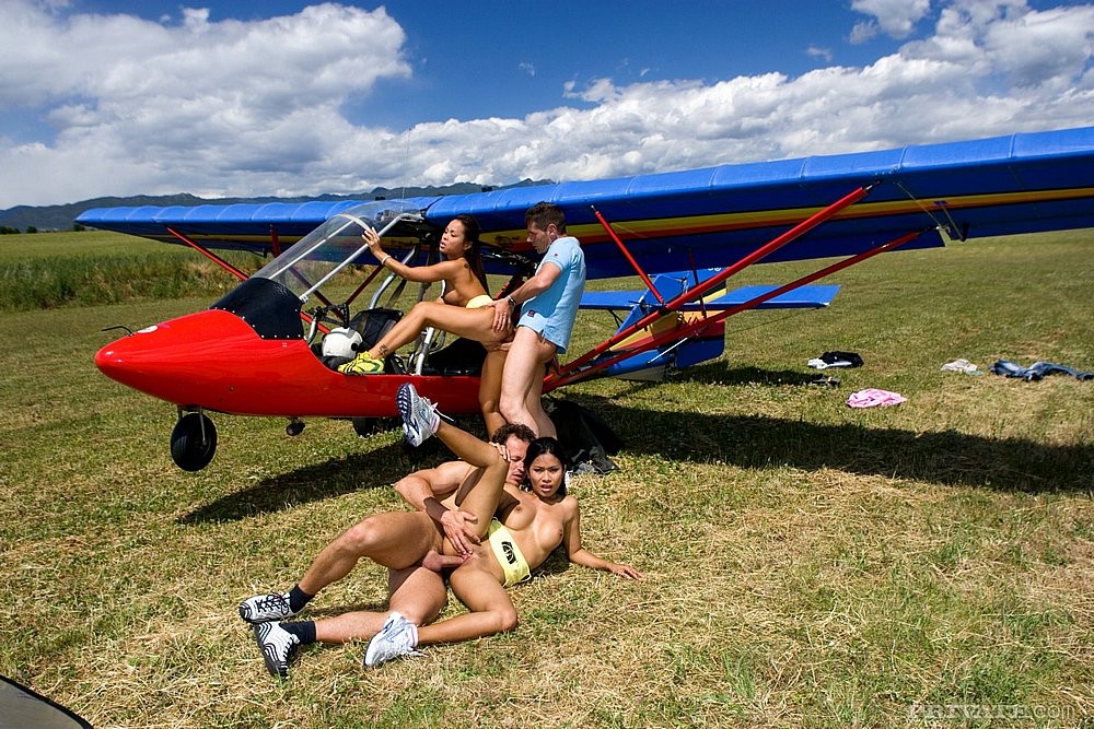 Dos putas asiáticas chupando pollas y follando en un avión privado
 #68676631