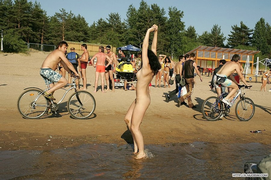 Une brune sauvage danse nue sur une plage publique
 #70305329