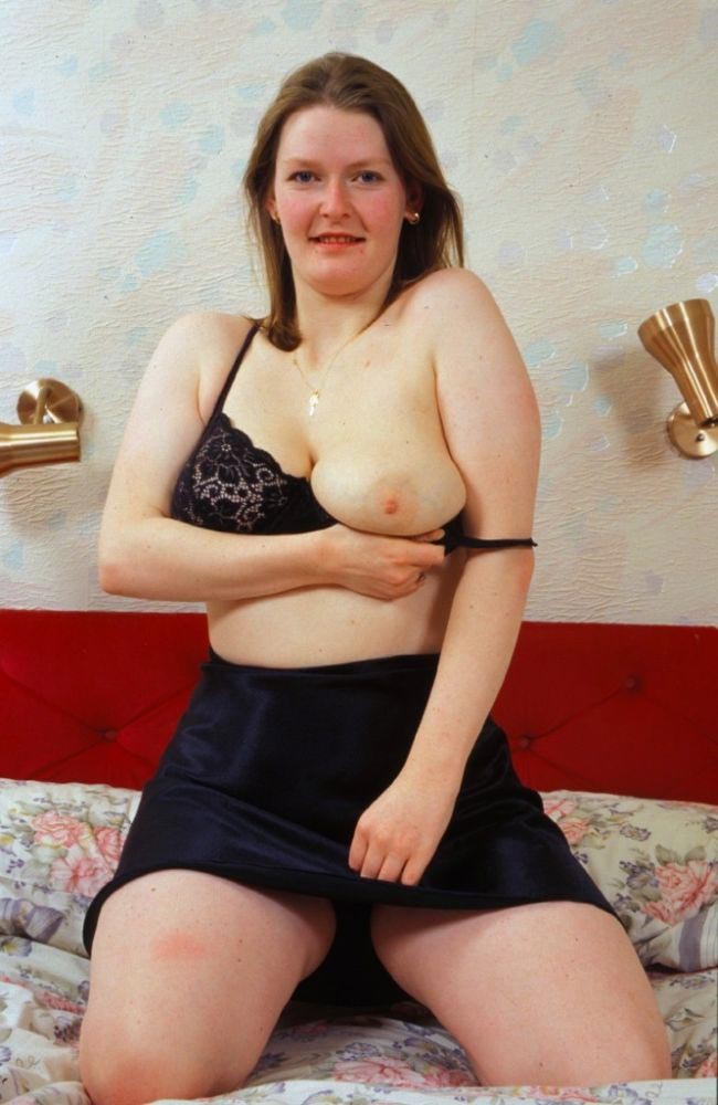 巨乳のブルネット妻が裸になってアソコの唇を広げる
 #77613760