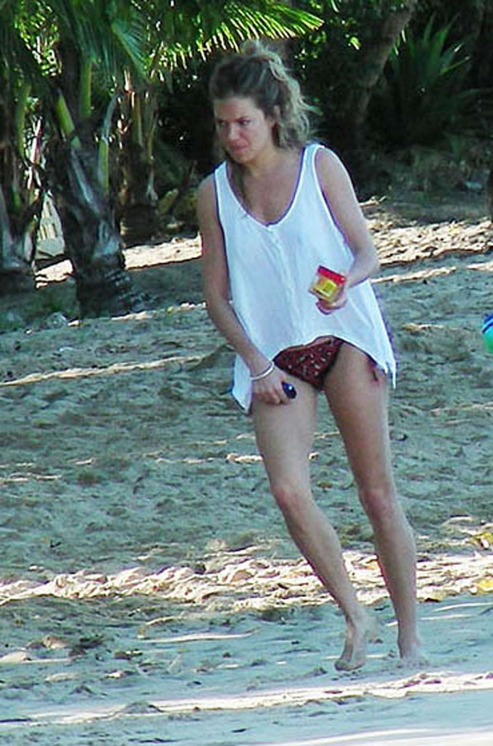 Sienna miller che mostra il corpo caldo e la posa sexy del culo in bikini
 #75366609