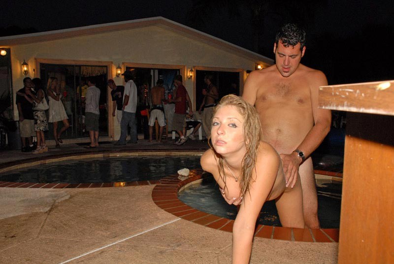 College große Titten Blondine gefickt am Pool mit Voyeuren
 #76865367