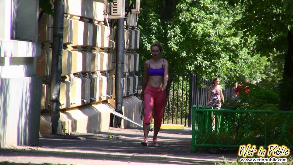 Wenn die Natur ruft, pinkelt diese Süße direkt durch ihre Jogginghose
 #73240520