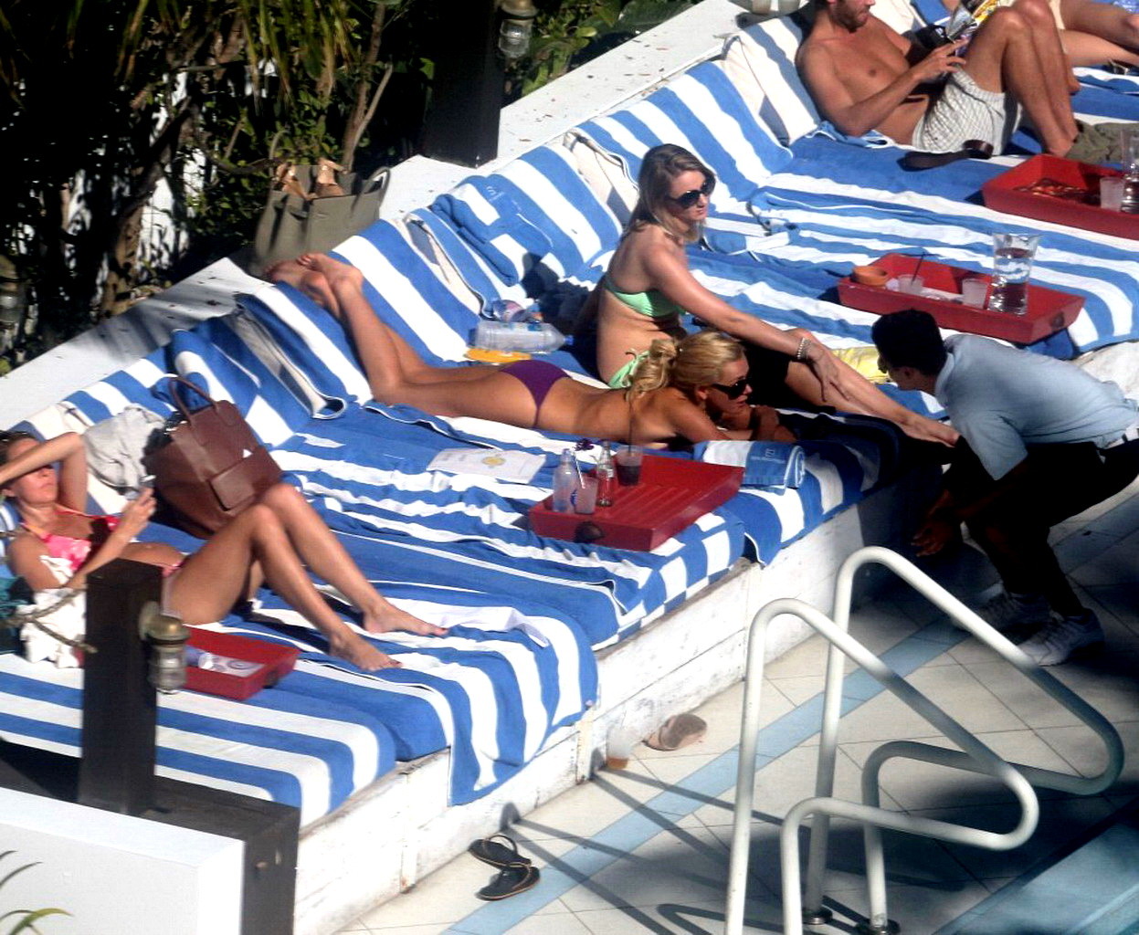 Vollbusige Katherine Jenkins im lila Bikini beim Sonnenbaden in Miami Beach
 #75241866