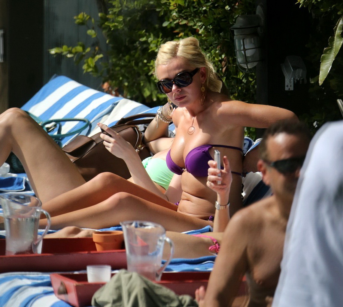 マイアミビーチで日焼けした紫のビキニを着た巨乳のキャサリン・ジェンキンス
 #75241868