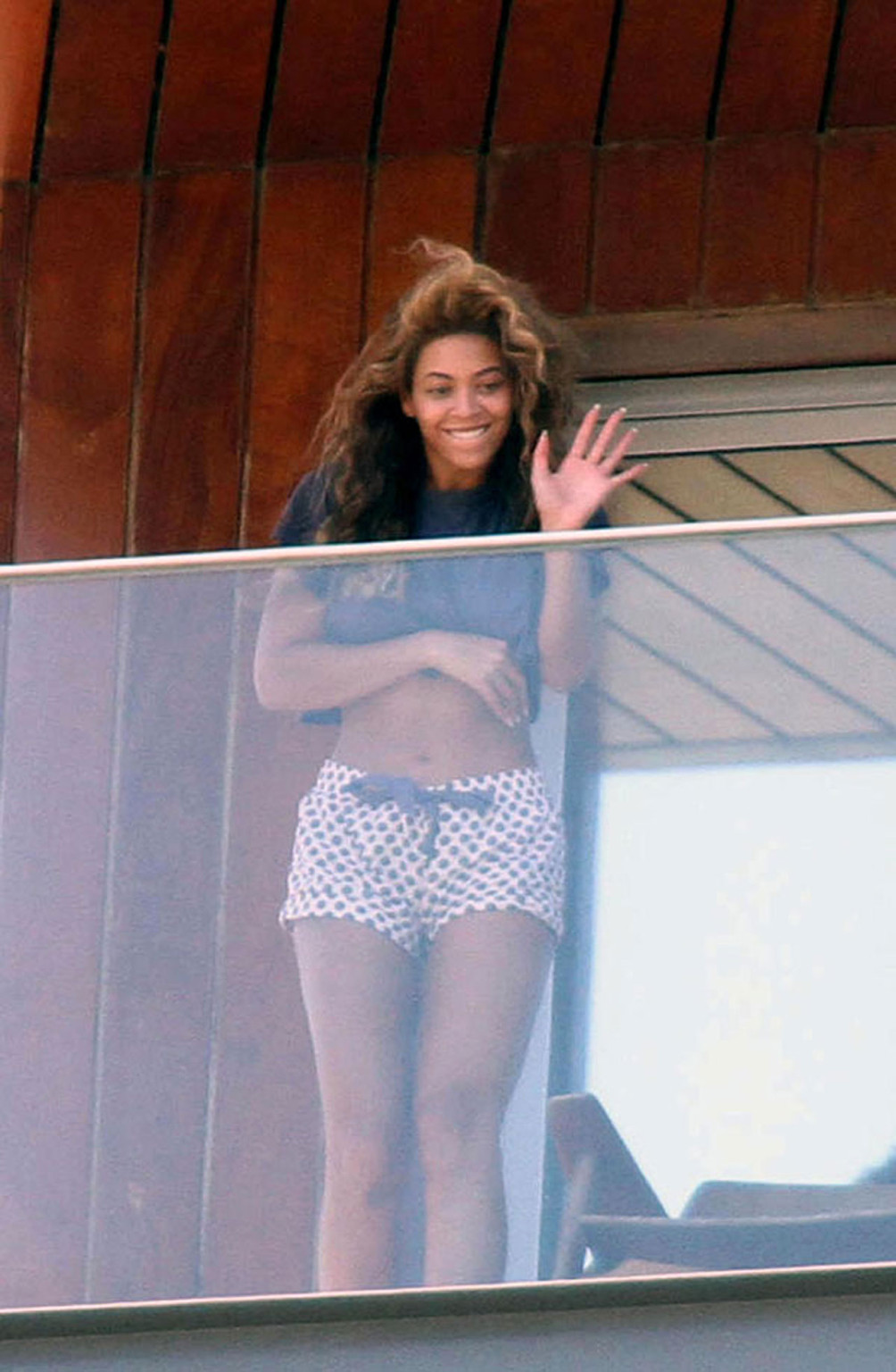 Beyonce Knowles showing her fantastic legs and body on stage #75360248