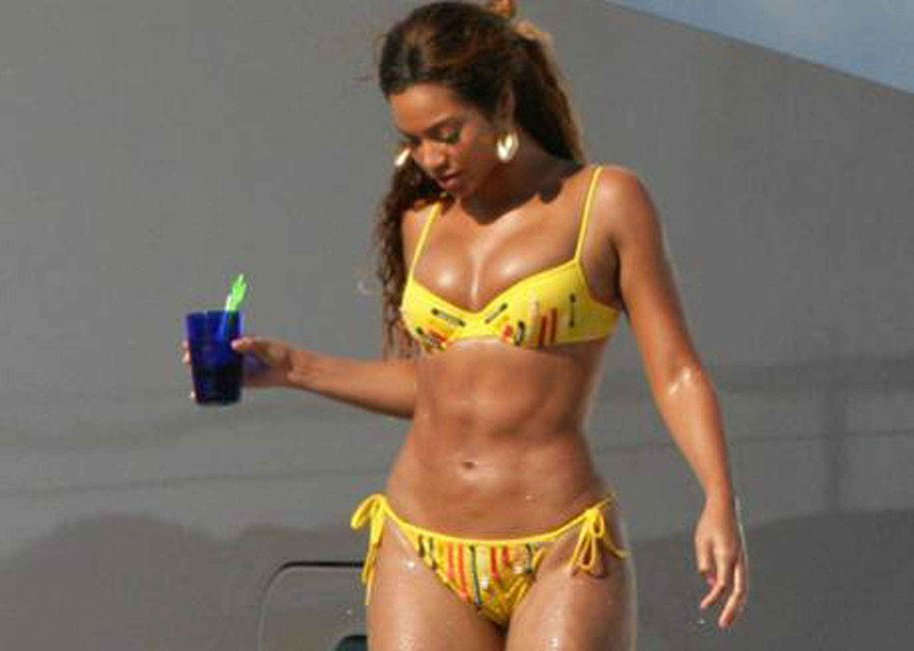Beyonce Knowles zeigt ihre fantastischen Beine und ihren Körper auf der Bühne
 #75360252