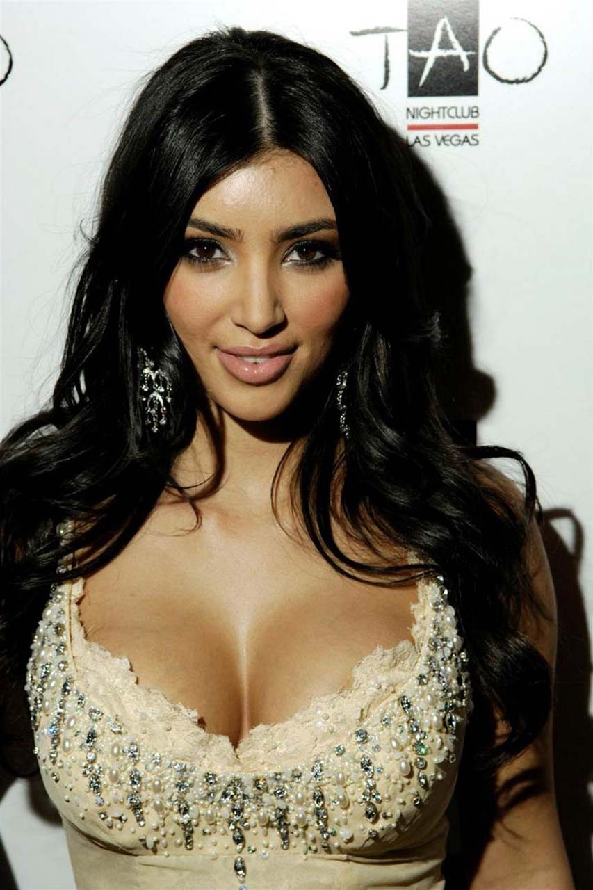 Kim kardashian posiert und zeigt ihren sexy Körper und ihre riesigen Brüste
 #75316258