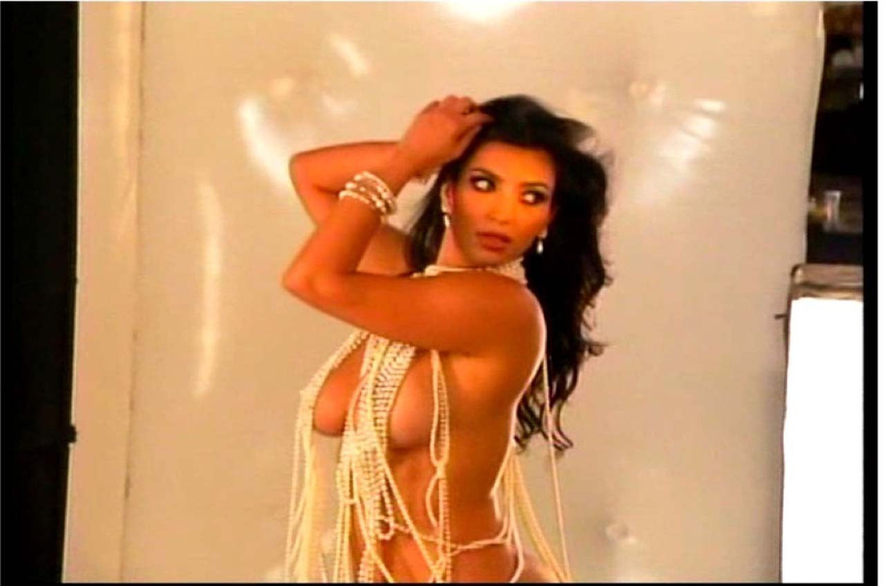 Kim kardashian in posa e mostrando il suo corpo sexy e tette enormi
 #75316268