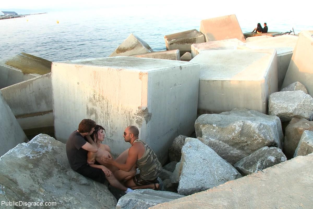 Une fille se fait déshabiller, attacher et baiser en plein air dans des lieux publics.
 #71970627