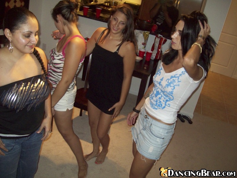 Muchos tipos perforando y eyaculando chicas en una fiesta hardcore
 #79044142