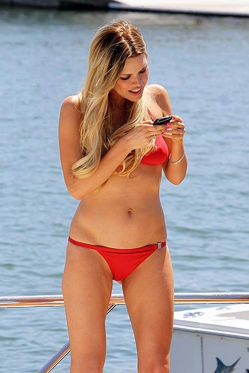 Sophie Monk expose son corps sexy et ses fesses sexy en bikini rouge sur un yacht.
 #75286636