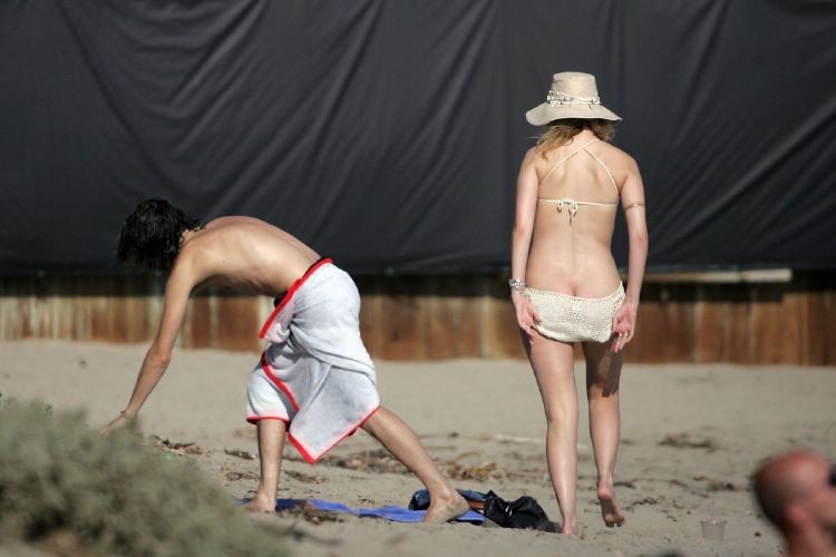 Mischa Barton, une célébrité mignonne, se fait repérer en bikini et jupe haute
 #75415065