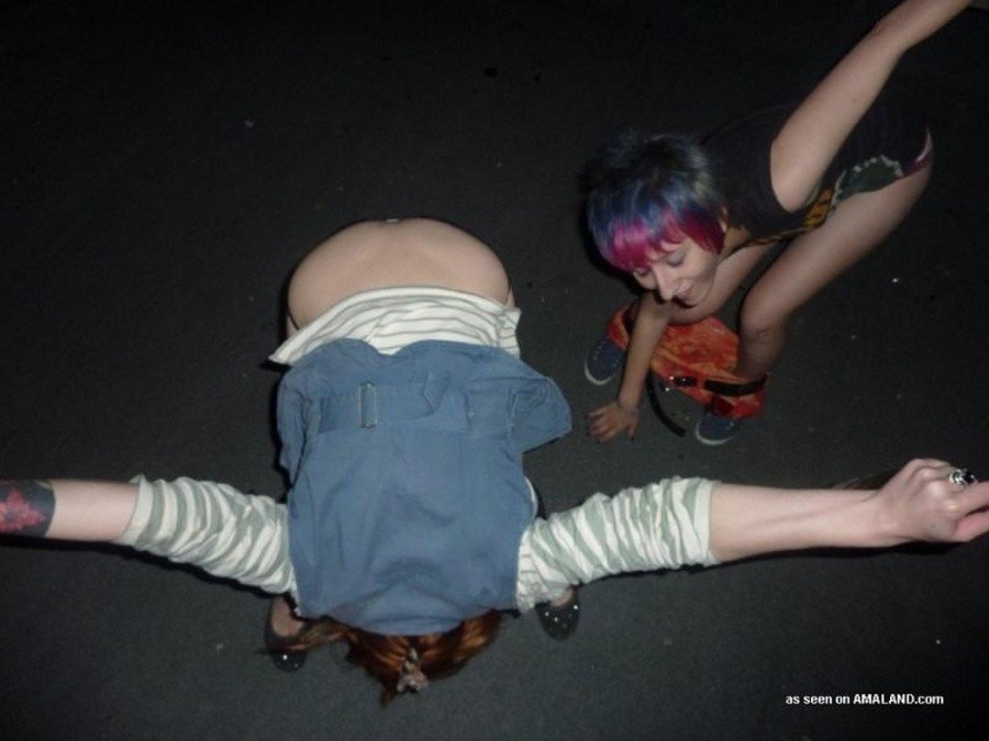 Des lesbiennes amateurs punk posant de manière sauvage dans les rues.
 #67236624